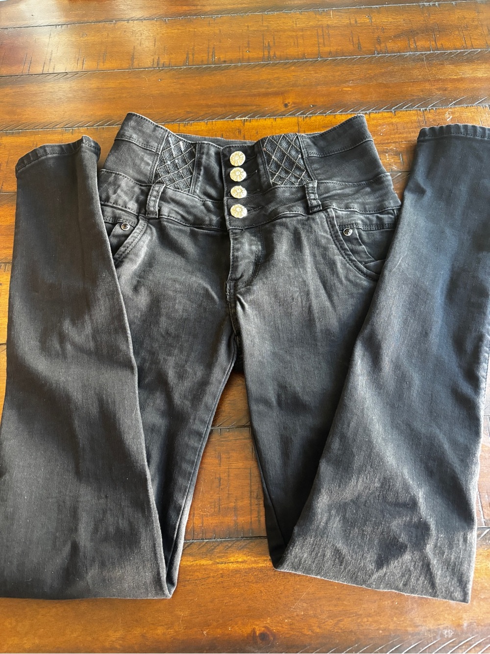 High-Rise Black Skinny Jeans with Quilted Waist and Decorative Buttons